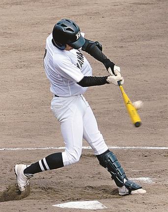 【１回戦・浜田－松江東】８回裏浜田１死二、三塁、橋本裕介が中犠飛を放ち、８－２とする＝松江市営野球場（原暁撮影）