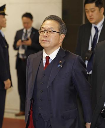 （写真説明）＝（吏）※原田君執筆自民党本部に入る世耕弘成参院幹事長＝12日午前、東京・永田町