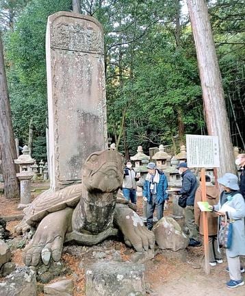 「大亀の石」として知られる寿蔵碑＝松江市外中原町、月照寺