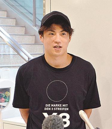 チャンピオンシップ準決勝に向けて意気込みを語る島根スサノオマジックの安藤誓哉＝出雲市斐川町沖洲、出雲空港