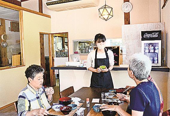 利用客と会話する森脇香奈江さん（中央）＝松江市八雲町熊野、安分亭