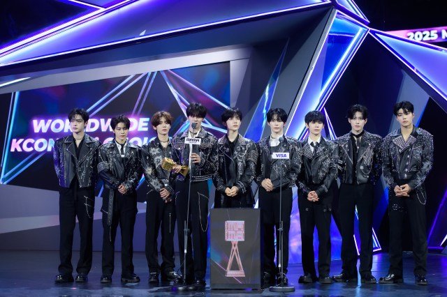 『2025 MAMA AWARDS』「FANS’ CHOICE MALE TOP 10」を受賞したZEROBASEONE（C）CJ ENM