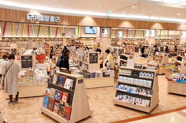 専門書やコミックなど１５万冊をそろえる紀伊国屋書店ゆめタウン出雲店＝出雲市大塚町