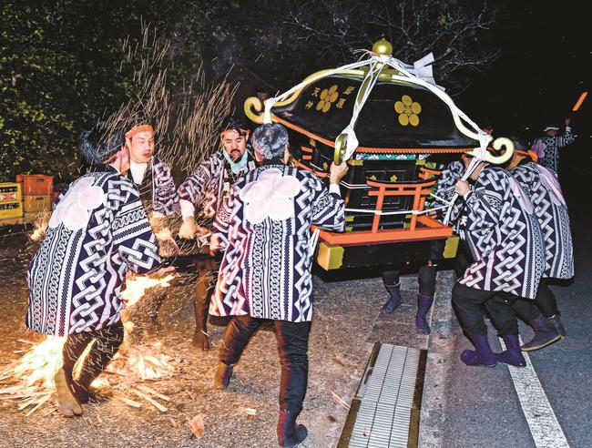 迎え火を蹴散らす鷲原天満宮お神輿会の会員＝島根県津和野町鷲原
