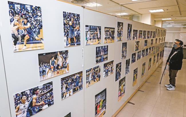 選手のプレー写真を見る来場者＝松江市朝日町、一畑百貨店