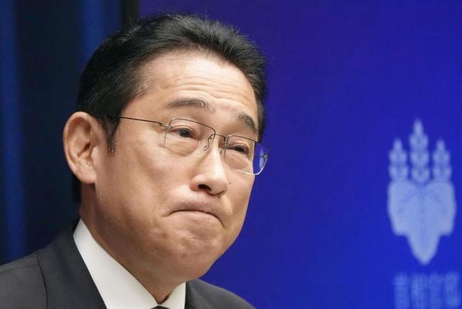 経済対策について記者会見する岸田首相＝２日午後、首相官邸