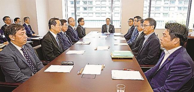 衆院政治改革特別委の理事懇談会に臨む与野党の理事ら＝２１日午前