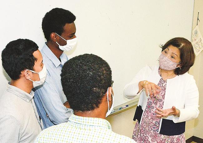 留学生と鳥取市での暮らしについて話す川口斐斐さん（右端）＝鳥取市湖山町南４丁目、鳥取大