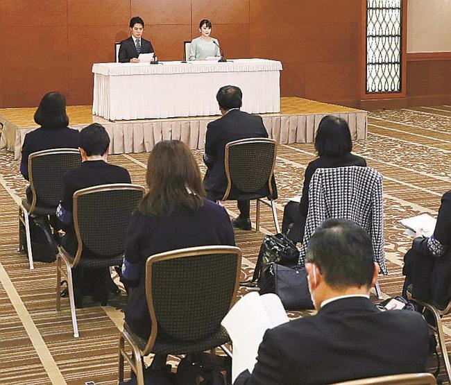 小室圭さんと眞子さんの結婚記者会見に集まった報道陣＝２６日午後２時２分、東京都内のホテル