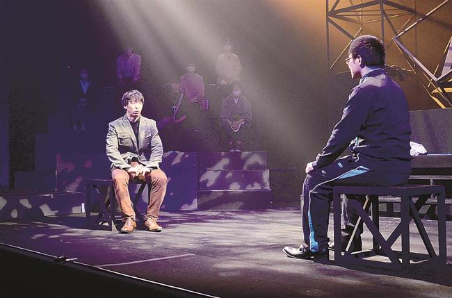 稽古に熱が入る出演者たち＝雲南市木次町里方、チェリヴァホール
