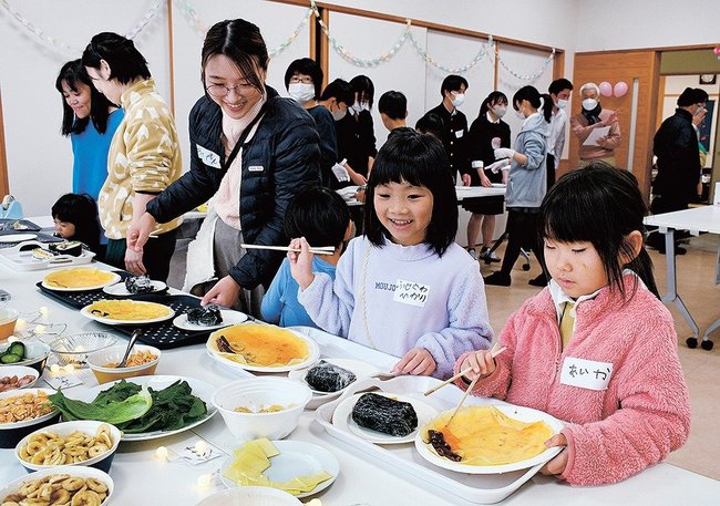 「みらい食堂」を利用する親子連れ＝出雲市西新町１丁目、ＪＡしまね神戸川支店