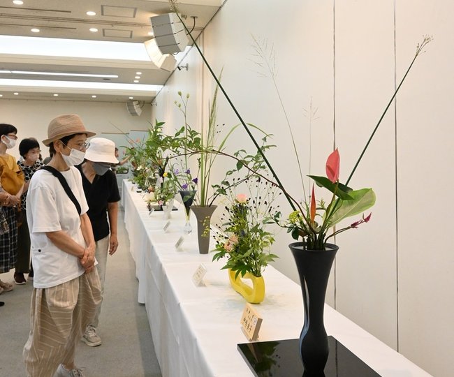 作品に見入る来場者＝松江市殿町、島根県民会館