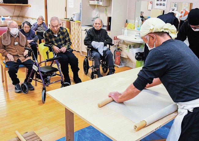 そば打ちを見学する利用者=出雲市西新町1丁目、山ぼうし