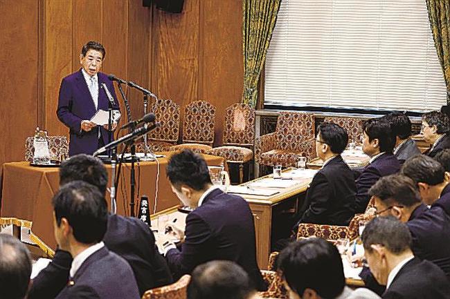 自民党派閥の政治資金パーティー裏金事件を受け、衆院の政治倫理審査会で弁明する下村博文氏（左奥）＝１８日