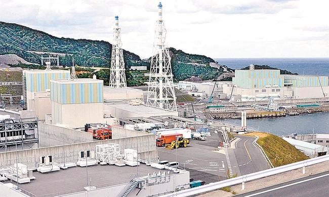 新規制基準適合性審査が終盤を迎えている島根原発２号機（左奥）＝松江市鹿島町片句