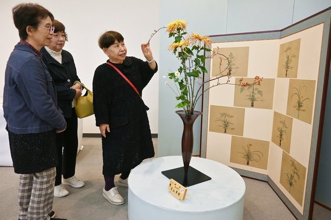 作品を鑑賞する来場者ら＝松江市殿町、島根県民会館