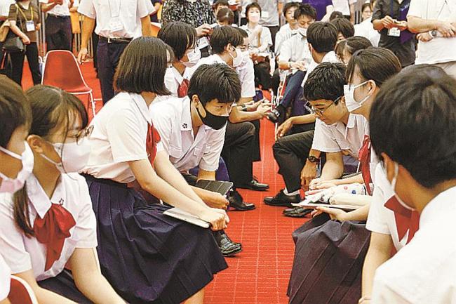 ＮＩＥ全国大会の公開授業で、意見を出し合う愛媛大教育学部付属中３年の生徒＝４日午前、松山市