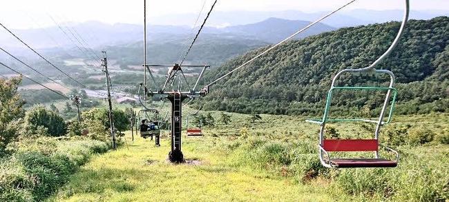「天空の朝ごはん」を終え、リフトで下山する参加者＝大田市三瓶町、三瓶山東の原