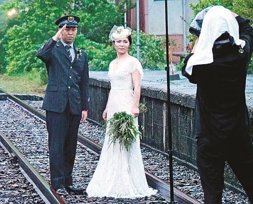 新婚生活 発車オーライ 江津の運転士 旧三江線で前撮り 山陰中央新報デジタル 新婚生活 発車オーライ 江津の運転士 旧三江線で前撮り 山陰中央新報デジタル