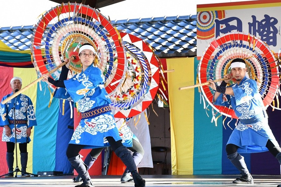 長柄の傘を操り勇壮に「因幡の傘踊り」 12団体が一堂に会し祭典 鳥取