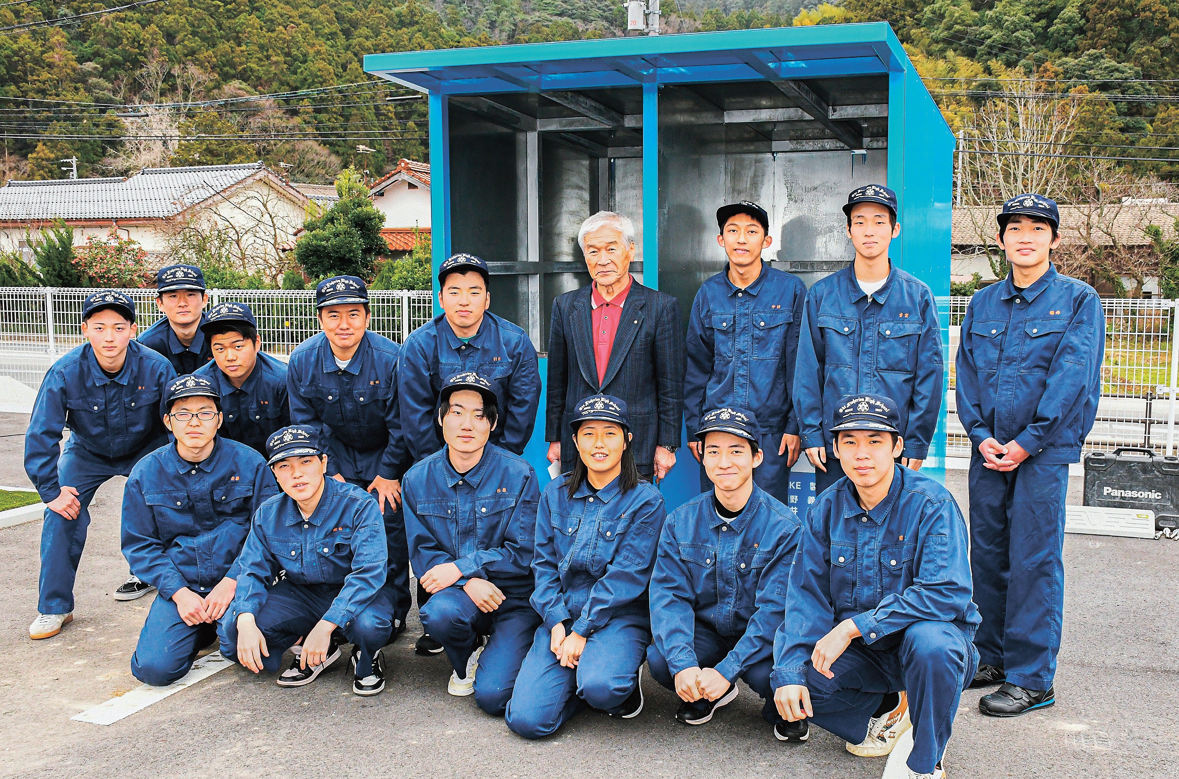 生徒が製作、鉄製回収ボックスを贈呈 隠岐の島の隠岐水産高校 | 山陰
