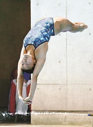 【飛び込み成年女子板飛び込み】３２７.50点で優勝した鳥取の三上紗也可（日体大）＝鹿児島市鴨池公園プール