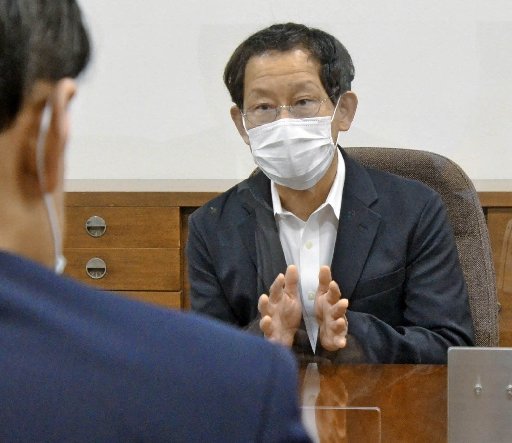 丸山達也知事(左)に医師育成に向けた体制構築を要望する阿部顕治前所長=松江市殿町、県庁