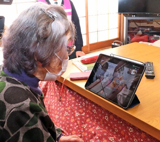 タブレット端末で買い物の様子を眺める利用者＝島根県吉賀町六日市