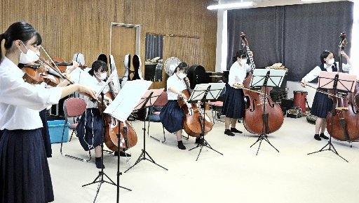 高総文祭に向けて音を磨く安来高校弦楽部の生徒＝安来市佐久保町