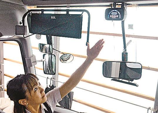 バス前方の運転席近くに設置された専用モニター。空気の清浄度を６段階で表示する＝松江市八雲町熊野