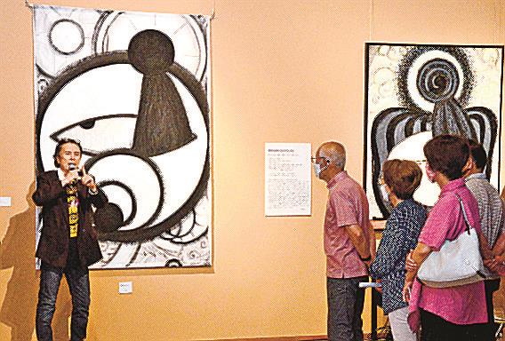 画業４５年を振り返り、作品について説明する国広富之さん（左）＝出雲市天神町、今岡美術館