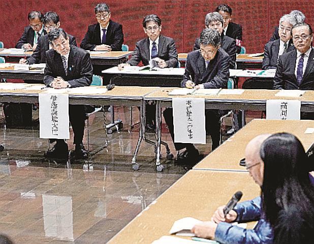 熊本県水俣市で開かれた、水俣病患者らでつくる団体と伊藤環境相の懇談＝１日