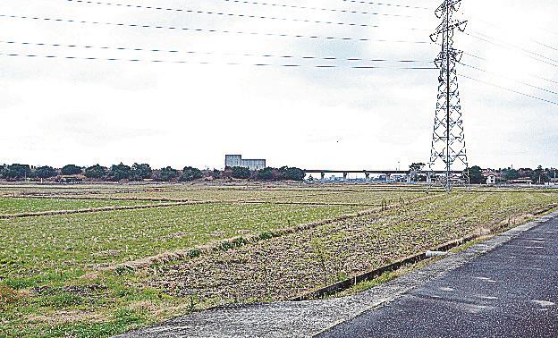 出雲村田製作所が工場の建設を計画しているエリア。奥側に見えるのが山陰道＝安来市切川町
