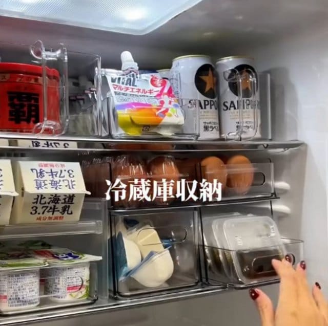 ニトリ&ダイソーアイテムで冷蔵庫をスッキリ収納(画像提供:mochiさん @mochi.home06 )