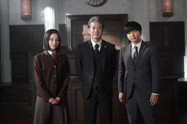 ドラマプレミアム『無垢なる証人』に出演する(左から)當真あみ、唐沢寿明、増田貴久 (C)テレビ朝日