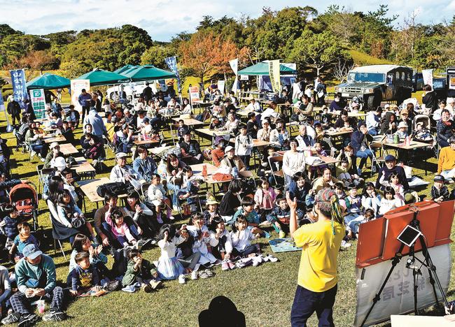 開港30年記念イベントで紙芝居のステージを楽しむ来場者＝益田市高津町、風の丘広場