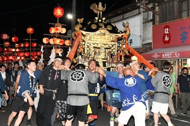 「わっしょい」と掛け声を上げ、練り歩く担ぎ手たち＝安来市広瀬町広瀬