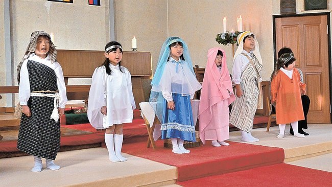クリスマス会で聖劇を披露する子どもたち＝浜田市浅井町、日本聖公会浜田キリスト教会