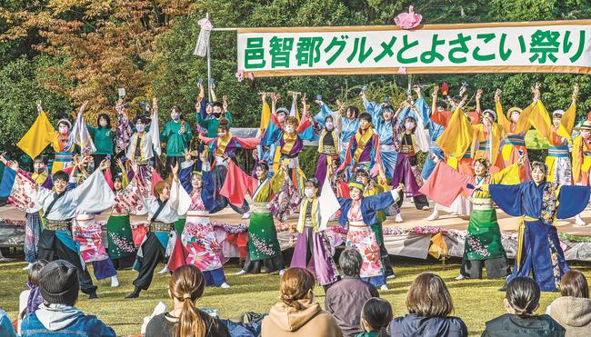 祭りの最後に全員で踊りを披露する各団体の踊り子＝島根県邑南町矢上、香木の森公園
