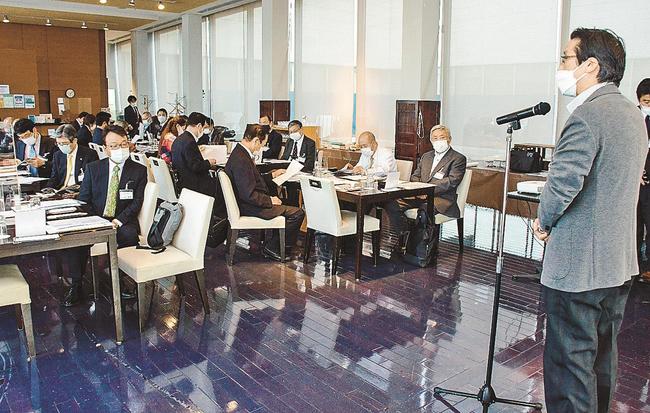 総会であいさつをする森井三郎代表世話人＝東京・銀座、ラウンジ日比谷
