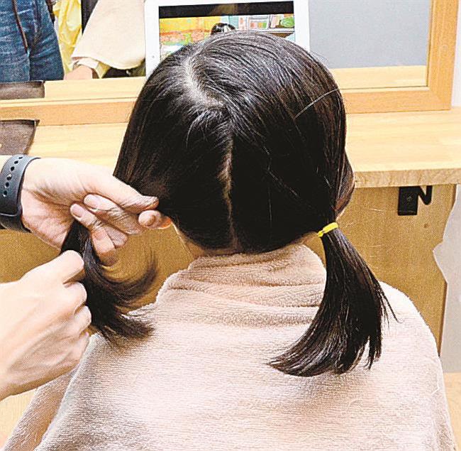 ざっくりと二つに分け、片側を軽く結んでおけば邪魔にならずスムーズに結べる