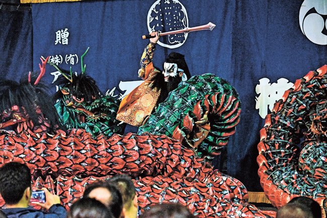 大蛇と戦う須佐之男命＝松江市玉湯町玉造、玉造温泉ゆ～ゆ
