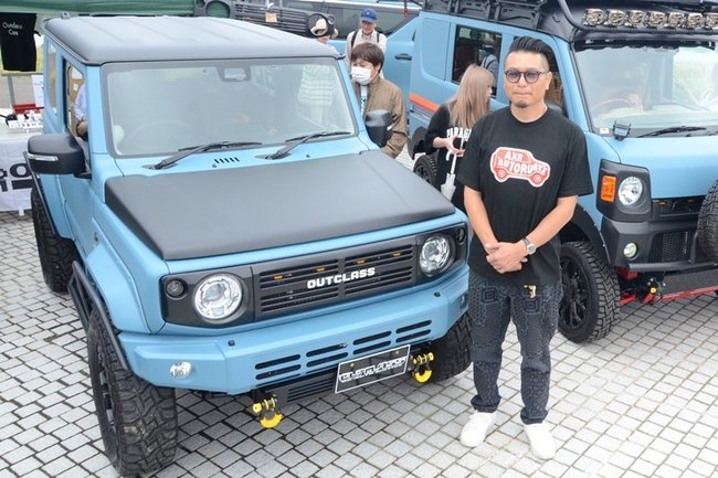 徳島市のショップがカスタム化したジムニーシエラ（左）。パイプフェンダーやけん引フックなどを装着してある＝鳥取県岩美町大谷、大谷海岸
