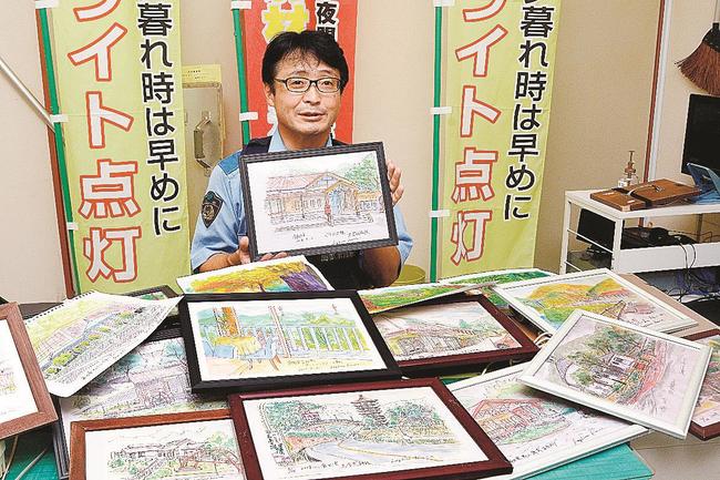 自身が手掛けたイラストを披露する木村一博巡査部長＝島根県奥出雲町下横田、八川駐在所