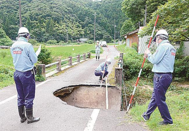 被災状況を調査する中国地方整備局職員たち＝雲南市吉田町深野