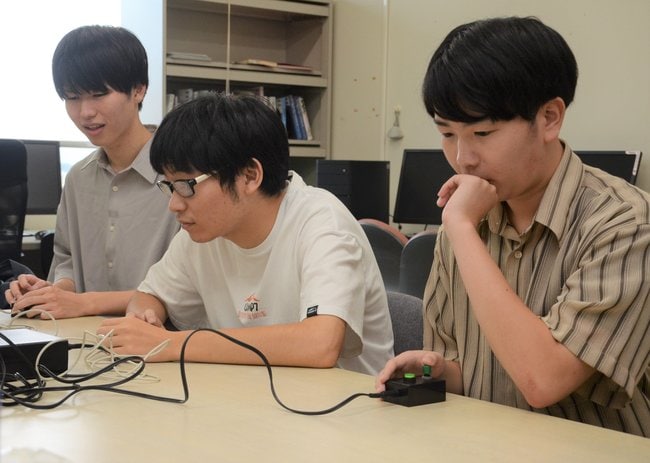 ８月に放送された人気番組「東大王クイズ甲子園２０２２」で優勝した松江高専クイズ研究会のメンバー＝松江市西生馬町、松江工業高等専門学校