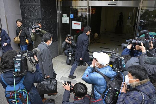 家宅捜索のため自民党安倍派（清和政策研究会）の事務所に向かう東京地検特捜部の係官ら＝19日午前９時58分、東京都千代田区