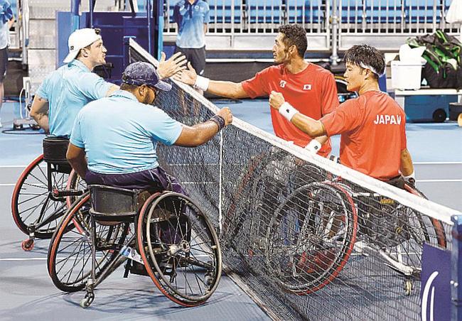 男子ダブルス２回戦でアルゼンチンペアに敗れた（右から）三木、荒井組＝有明テニスの森公園