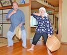 師匠で祖父の松崎勉さん（左）の指導を受ける光星君＝安来市古川町、安来節屋