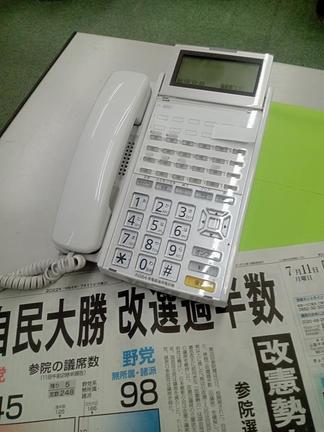 参院選の結果を伝える本紙と職場の電話。職場にも２回、世論調査の自動音声応答通話がかかってきた＝松江市内